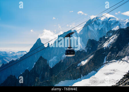 COURMAYEUR, Italien - 27. AUGUST 2018: Kabine der neuen Seilbahn SKYWAY MONTE BIANCO auf der italienischen Seite des Mont Blanc Stockfoto