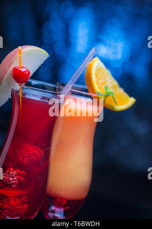 Zwei leckere Cocktails Stockfoto