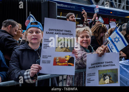 New York, Vereinigte Staaten. 29 Apr, 2019. Jüdische Organisationen statt einem Protest am Montag, April 29, 2019 außerhalb der New York Times Büros, über die angebliche antisemitische Karikatur in der Zeitung, der israelische Ministerpräsident Benjamin Netanjahu wie ein Hund an der Leine von einem blinden Präsident Donald Trump gehalten veröffentlicht. Credit: Erik McGregor/Pacific Press/Alamy leben Nachrichten Stockfoto