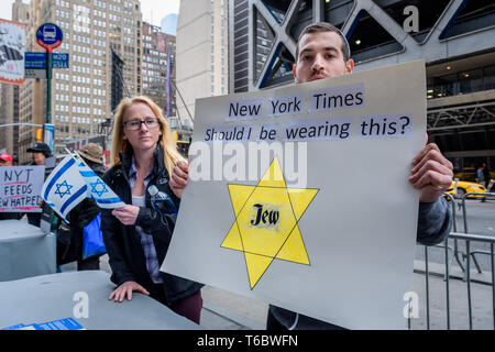 New York, Vereinigte Staaten. 29 Apr, 2019. Jüdische Organisationen statt einem Protest am Montag, April 29, 2019 außerhalb der New York Times Büros, über die angebliche antisemitische Karikatur in der Zeitung, der israelische Ministerpräsident Benjamin Netanjahu wie ein Hund an der Leine von einem blinden Präsident Donald Trump gehalten veröffentlicht. Credit: Erik McGregor/Pacific Press/Alamy leben Nachrichten Stockfoto