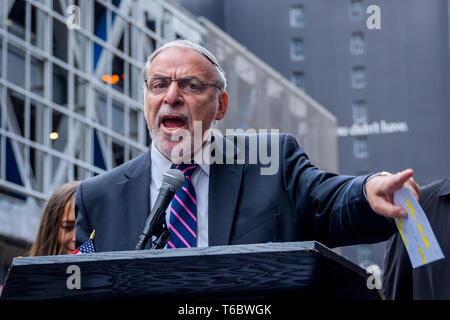 New York, Vereinigte Staaten. 29 Apr, 2019. Abgeordnet Dov Hikind-jüdischen Organisationen ein Protest am Montag, April 29, 2019 außerhalb der New York Times Büros, über die angebliche antisemitische Karikatur in der Zeitung, der israelische Ministerpräsident Benjamin Netanjahu wie ein Hund an der Leine von einem blinden Präsident Donald Trump gehalten veröffentlicht. Credit: Erik McGregor/Pacific Press/Alamy leben Nachrichten Stockfoto