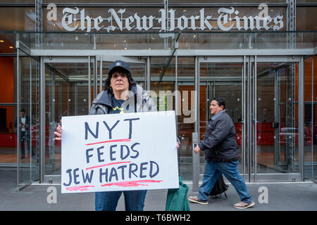 New York, Vereinigte Staaten. 29 Apr, 2019. Jüdische Organisationen statt einem Protest am Montag, April 29, 2019 außerhalb der New York Times Büros, über die angebliche antisemitische Karikatur in der Zeitung, der israelische Ministerpräsident Benjamin Netanjahu wie ein Hund an der Leine von einem blinden Präsident Donald Trump gehalten veröffentlicht. Credit: Erik McGregor/Pacific Press/Alamy leben Nachrichten Stockfoto