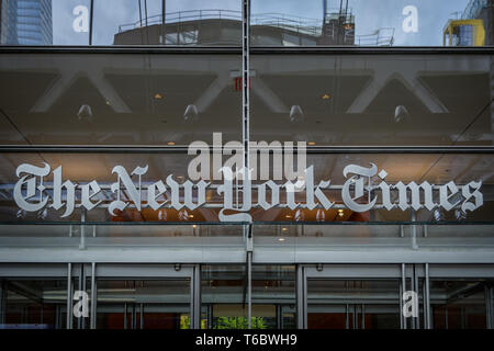 New York, Vereinigte Staaten. 29 Apr, 2019. New York Times Headquarters - jüdische Organisationen ein Protest am Montag, April 29, 2019 außerhalb der New York Times Büros, über die angebliche antisemitische Karikatur in der Zeitung, der israelische Ministerpräsident Benjamin Netanjahu wie ein Hund an der Leine von einem blinden Präsident Donald Trump gehalten veröffentlicht. Credit: Erik McGregor/Pacific Press/Alamy leben Nachrichten Stockfoto