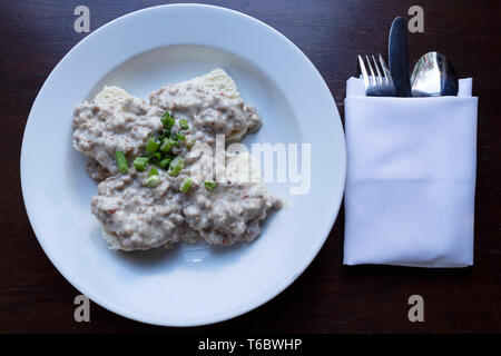 Kekse und Soße, serviert in Charleston, South Carolina, USA. Der Teller ist ein traditionelles Südlichen Frühstück Stockfoto