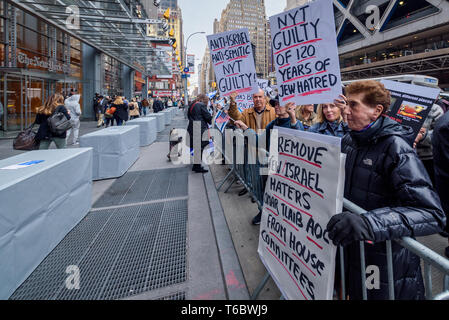 New York, Vereinigte Staaten. 29 Apr, 2019. Jüdische Organisationen statt einem Protest am Montag, April 29, 2019 außerhalb der New York Times Büros, über die angebliche antisemitische Karikatur in der Zeitung, der israelische Ministerpräsident Benjamin Netanjahu wie ein Hund an der Leine von einem blinden Präsident Donald Trump gehalten veröffentlicht. Credit: Erik McGregor/Pacific Press/Alamy leben Nachrichten Stockfoto