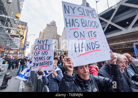 New York, Vereinigte Staaten. 29 Apr, 2019. Jüdische Organisationen statt einem Protest am Montag, April 29, 2019 außerhalb der New York Times Büros, über die angebliche antisemitische Karikatur in der Zeitung, der israelische Ministerpräsident Benjamin Netanjahu wie ein Hund an der Leine von einem blinden Präsident Donald Trump gehalten veröffentlicht. Credit: Erik McGregor/Pacific Press/Alamy leben Nachrichten Stockfoto