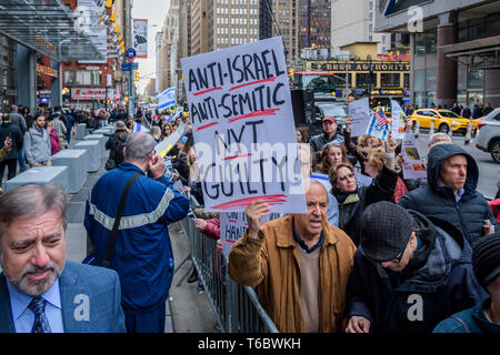 New York, Vereinigte Staaten. 29 Apr, 2019. Jüdische Organisationen statt einem Protest am Montag, April 29, 2019 außerhalb der New York Times Büros, über die angebliche antisemitische Karikatur in der Zeitung, der israelische Ministerpräsident Benjamin Netanjahu wie ein Hund an der Leine von einem blinden Präsident Donald Trump gehalten veröffentlicht. Credit: Erik McGregor/Pacific Press/Alamy leben Nachrichten Stockfoto