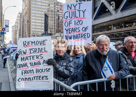 New York, Vereinigte Staaten. 29 Apr, 2019. Jüdische Organisationen statt einem Protest am Montag, April 29, 2019 außerhalb der New York Times Büros, über die angebliche antisemitische Karikatur in der Zeitung, der israelische Ministerpräsident Benjamin Netanjahu wie ein Hund an der Leine von einem blinden Präsident Donald Trump gehalten veröffentlicht. Credit: Erik McGregor/Pacific Press/Alamy leben Nachrichten Stockfoto