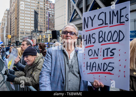 New York, Vereinigte Staaten. 29 Apr, 2019. Jüdische Organisationen statt einem Protest am Montag, April 29, 2019 außerhalb der New York Times Büros, über die angebliche antisemitische Karikatur in der Zeitung, der israelische Ministerpräsident Benjamin Netanjahu wie ein Hund an der Leine von einem blinden Präsident Donald Trump gehalten veröffentlicht. Credit: Erik McGregor/Pacific Press/Alamy leben Nachrichten Stockfoto