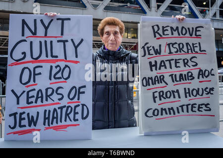 New York, Vereinigte Staaten. 29 Apr, 2019. Jüdische Organisationen statt einem Protest am Montag, April 29, 2019 außerhalb der New York Times Büros, über die angebliche antisemitische Karikatur in der Zeitung, der israelische Ministerpräsident Benjamin Netanjahu wie ein Hund an der Leine von einem blinden Präsident Donald Trump gehalten veröffentlicht. Credit: Erik McGregor/Pacific Press/Alamy leben Nachrichten Stockfoto