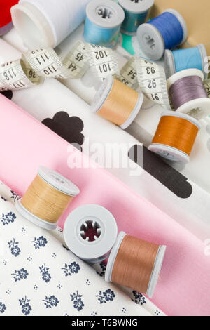 Fabric, Messung tape Schneider und Thema Spulen Stockfoto