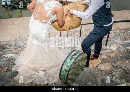 Braut und Bräutigam erforschen eine Weltkarte und Suche perfekte Ort für die Flitterwochen. Reiseziel Konzept. Stockfoto