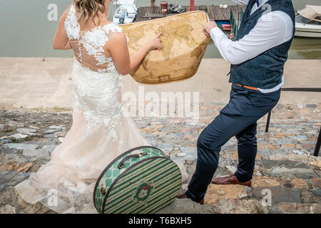 Braut und Bräutigam erforschen eine Weltkarte und Suche perfekte Ort für die Flitterwochen. Reiseziel Konzept. Stockfoto