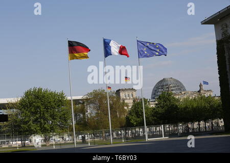 Berlin, Deutschland. 29 Apr, 2019. 29.04.2019, Berlin, Deutschland, Bundeskanzlerin Angela Merkel, zusammen mit dem französischen Präsidenten Emmanuel Längestrich, erhält die sechs Staats- und Regierungschefs aus den Ländern des westlichen Balkans Bosnien-Herzegowina, Kroatien, Kosovo, Montenegro, Serbien und Slowenien. Unter anderem das Treffen wird auf der EU-Perspektive von Albanien, Mazedonien, Montenegro, Serbien, Kosovo und Bosnien-Herzegowina konzentrieren. Das Foto zeigt die Flaggen im Innenhof des Bundeskanzleramt in Berlin. Quelle: Simone Kuhlmey/Pacific Press/Alamy leben Nachrichten Stockfoto