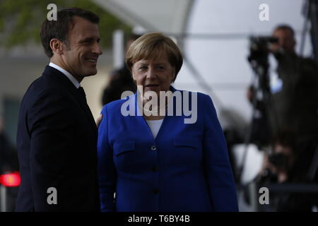 Berlin, Deutschland. 29 Apr, 2019. 29.04.2019, Berlin, Deutschland, Bundeskanzlerin Angela Merkel begrüßen die französische Präsident Emmanuel Längestrich auf dem roten Teppich im Innenhof des Bundeskanzleramt in Berlin für den westlichen Balkan Gipfeltreffen. Quelle: Simone Kuhlmey/Pacific Press/Alamy leben Nachrichten Stockfoto