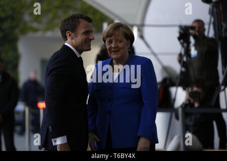 Berlin, Deutschland. 29 Apr, 2019. 29.04.2019, Berlin, Deutschland, Bundeskanzlerin Angela Merkel begrüßen die französische Präsident Emmanuel Längestrich auf dem roten Teppich im Innenhof des Bundeskanzleramt in Berlin für den westlichen Balkan Gipfeltreffen. Quelle: Simone Kuhlmey/Pacific Press/Alamy leben Nachrichten Stockfoto