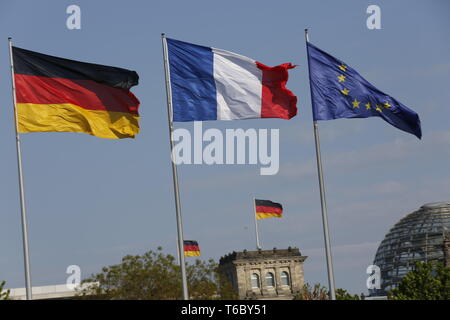 Berlin, Deutschland. 29 Apr, 2019. 29.04.2019, Berlin, Deutschland, Bundeskanzlerin Angela Merkel, zusammen mit dem französischen Präsidenten Emmanuel Längestrich, erhält die sechs Staats- und Regierungschefs aus den Ländern des westlichen Balkans Bosnien-Herzegowina, Kroatien, Kosovo, Montenegro, Serbien und Slowenien. Unter anderem das Treffen wird auf der EU-Perspektive von Albanien, Mazedonien, Montenegro, Serbien, Kosovo und Bosnien-Herzegowina konzentrieren. Das Foto zeigt die Flaggen im Innenhof des Bundeskanzleramt in Berlin. Quelle: Simone Kuhlmey/Pacific Press/Alamy leben Nachrichten Stockfoto