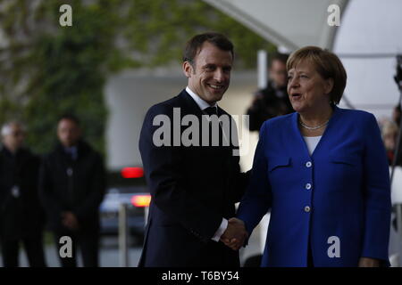 Berlin, Deutschland. 29 Apr, 2019. 29.04.2019, Berlin, Deutschland, Bundeskanzlerin Angela Merkel begrüßen die französische Präsident Emmanuel Längestrich auf dem roten Teppich im Innenhof des Bundeskanzleramt in Berlin für den westlichen Balkan Gipfeltreffen. Quelle: Simone Kuhlmey/Pacific Press/Alamy leben Nachrichten Stockfoto