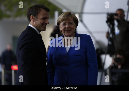 Berlin, Deutschland. 29 Apr, 2019. 29.04.2019, Berlin, Deutschland, Bundeskanzlerin Angela Merkel begrüßen die französische Präsident Emmanuel Längestrich auf dem roten Teppich im Innenhof des Bundeskanzleramt in Berlin für den westlichen Balkan Gipfeltreffen. Quelle: Simone Kuhlmey/Pacific Press/Alamy leben Nachrichten Stockfoto