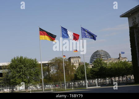 Berlin, Deutschland. 29 Apr, 2019. 29.04.2019, Berlin, Deutschland, Bundeskanzlerin Angela Merkel, zusammen mit dem französischen Präsidenten Emmanuel Längestrich, erhält die sechs Staats- und Regierungschefs aus den Ländern des westlichen Balkans Bosnien-Herzegowina, Kroatien, Kosovo, Montenegro, Serbien und Slowenien. Unter anderem das Treffen wird auf der EU-Perspektive von Albanien, Mazedonien, Montenegro, Serbien, Kosovo und Bosnien-Herzegowina konzentrieren. Das Foto zeigt die Flaggen im Innenhof des Bundeskanzleramt in Berlin. Quelle: Simone Kuhlmey/Pacific Press/Alamy leben Nachrichten Stockfoto