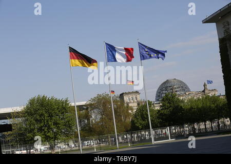 Berlin, Deutschland. 29 Apr, 2019. 29.04.2019, Berlin, Deutschland, Bundeskanzlerin Angela Merkel, zusammen mit dem französischen Präsidenten Emmanuel Längestrich, erhält die sechs Staats- und Regierungschefs aus den Ländern des westlichen Balkans Bosnien-Herzegowina, Kroatien, Kosovo, Montenegro, Serbien und Slowenien. Unter anderem das Treffen wird auf der EU-Perspektive von Albanien, Mazedonien, Montenegro, Serbien, Kosovo und Bosnien-Herzegowina konzentrieren. Das Foto zeigt die Flaggen im Innenhof des Bundeskanzleramt in Berlin. Quelle: Simone Kuhlmey/Pacific Press/Alamy leben Nachrichten Stockfoto