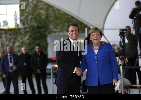 Berlin, Deutschland. 29 Apr, 2019. 29.04.2019, Berlin, Deutschland, Bundeskanzlerin Angela Merkel begrüßen die französische Präsident Emmanuel Längestrich auf dem roten Teppich im Innenhof des Bundeskanzleramt in Berlin für den westlichen Balkan Gipfeltreffen. Quelle: Simone Kuhlmey/Pacific Press/Alamy leben Nachrichten Stockfoto