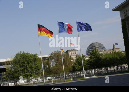 Berlin, Deutschland. 29 Apr, 2019. 29.04.2019, Berlin, Deutschland, Bundeskanzlerin Angela Merkel, zusammen mit dem französischen Präsidenten Emmanuel Längestrich, erhält die sechs Staats- und Regierungschefs aus den Ländern des westlichen Balkans Bosnien-Herzegowina, Kroatien, Kosovo, Montenegro, Serbien und Slowenien. Unter anderem das Treffen wird auf der EU-Perspektive von Albanien, Mazedonien, Montenegro, Serbien, Kosovo und Bosnien-Herzegowina konzentrieren. Das Foto zeigt die Flaggen im Innenhof des Bundeskanzleramt in Berlin. Quelle: Simone Kuhlmey/Pacific Press/Alamy leben Nachrichten Stockfoto