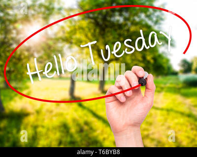 Mann Hand schreiben Hallo Dienstag mit schwarzem Marker auf visuelle Bildschirm Stockfoto