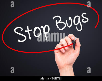 Mann Hand schreiben Stop Fehler mit schwarzem Marker auf visuelle Bildschirm Stockfoto