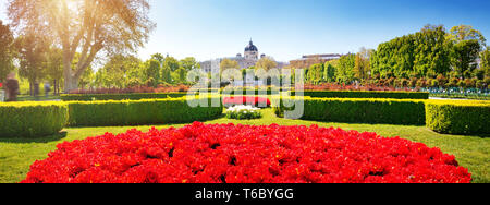 Um Volksgarten und National History Museum in Wien Stockfoto