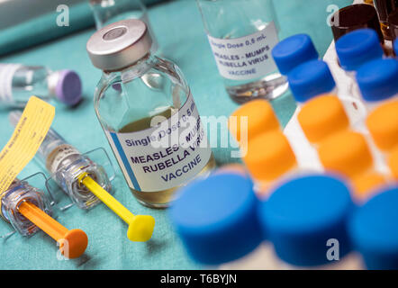 Verschiedene Durchstechflaschen mit Triple viraler Impfstoff von Masern, Röteln und Mumps, MMR, konzeptionelle Bild bekannt Stockfoto