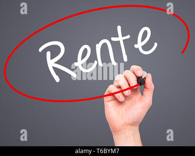 Mann Hand schreiben Rente (Pension in deutscher Sprache) mit schwarzem Marker auf visuelle Bildschirm. Stockfoto