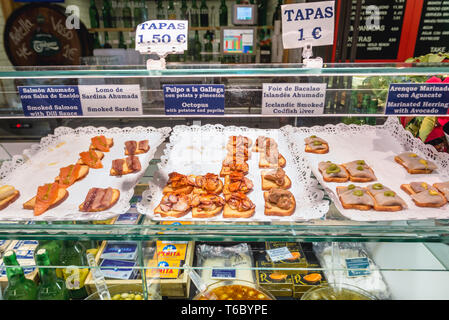 Tapas zum Verkauf auf Mercado de San Anton in Viertel Chueca, Madrid, Spanien Stockfoto