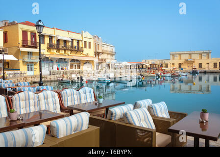 Terrasse mit Blick auf den Hafen von Rethymnon auf Kreta, Griechenland Stockfoto