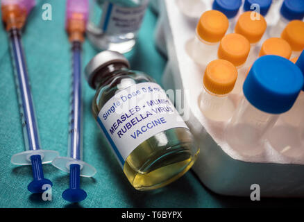 Verschiedene Durchstechflaschen mit Triple viraler Impfstoff von Masern, Röteln und Mumps, MMR, konzeptionelle Bild bekannt Stockfoto