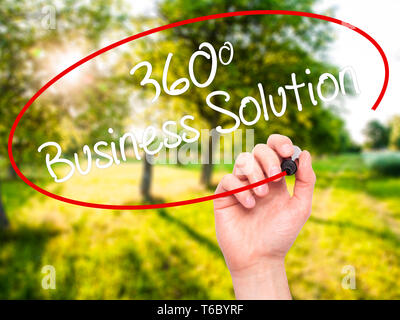 Mann Hand schreiben 360 Business Solution mit schwarzem Marker auf visuelle Bildschirm Stockfoto