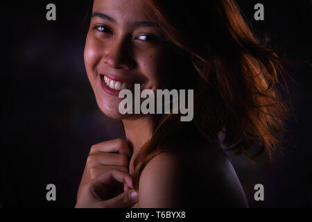 Smilling Frau, blonde Haare mit wenig Licht studio Stockfoto