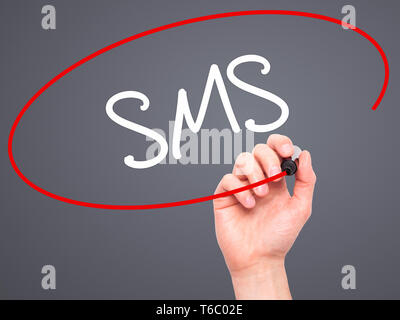 Mann Hand schreiben SMS (Short Message Service) mit schwarzem Marker auf visuelle Bildschirm Stockfoto