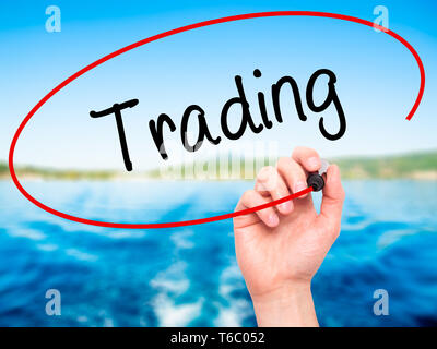 Mann Hand schreiben Handel mit schwarzem Marker auf visuelle Bildschirm Stockfoto