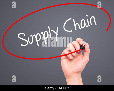 Mann Hand schreiben Supply Chain mit schwarzem Marker auf visuelle Bildschirm Stockfoto