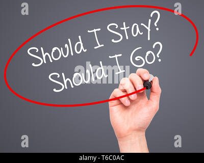 Mann Hand schreiben soll ich bleiben? Sollte ich gehen? Mit schwarzem Marker auf visuelle Bildschirm Stockfoto