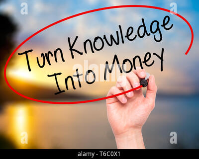Mann Hand schreiben Sie Wissen zu Geld mit schwarzem Marker auf visuelle Bildschirm Stockfoto