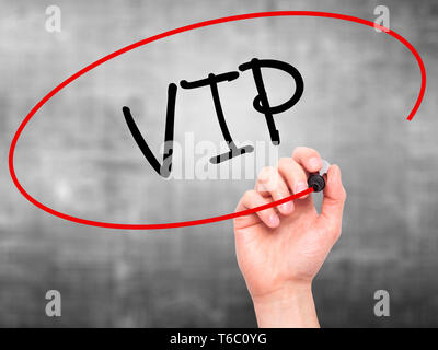 Mann Hand schreiben VIP mit schwarzem Marker auf visuelle Bildschirm Stockfoto