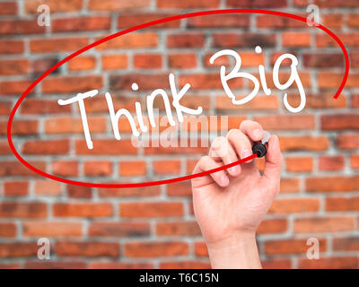 Mann Hand schreiben Think Big mit schwarzem Marker auf visuelle Bildschirm Stockfoto