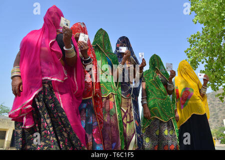 Rajasthani Frauen stehen in der Warteschlange, ihre Stimmen in einer Wahlkabine während der vierten Phase der allgemeinen Wahlen in Ajmer zu werfen. Indische Leute Stichentscheid während der vierten Phase der allgemeinen Wahlen mit 900 Millionen von Indien 1,3 Milliarden Menschen registriert zu stimmen. Die indische nationale Wahl ist der weltweit größte demokratische Übung, Ajmer, Rajasthan, Indien. (Foto von shaukat Ahmed/Pacific Press) Stockfoto