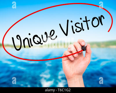 Mann Hand schreiben Unique Visitor mit schwarzem Marker auf visuelle Bildschirm Stockfoto