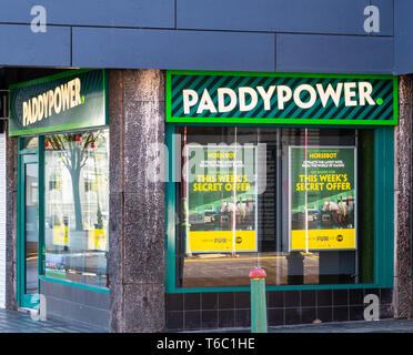 Birmingham, England - 17. März 2019: Die Fassade der Paddy Power Buchmachern in Hurst Straße Stockfoto