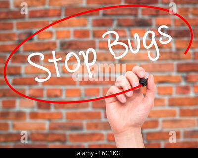 Mann Hand schreiben Stop Fehler mit schwarzem Marker auf visuelle Bildschirm Stockfoto