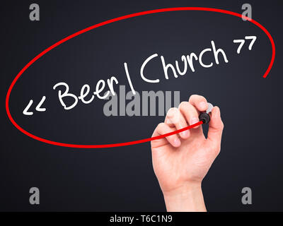 Mann Hand schreiben Bier - Kirche mit schwarzem Marker auf visuelle Bildschirm. Stockfoto