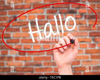 Mann Hand schreiben Hallo (Hallo) mit schwarzem Marker auf visuelle Bildschirm Stockfoto
